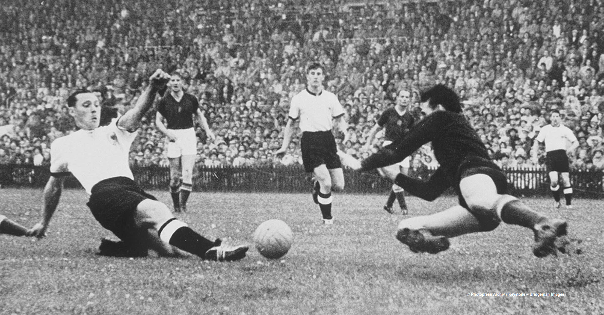 La toute jeune équipe d’Allemagne de l’Ouest réalise un « prodige » connu depuis comme « das Wunder von Bern » en remportant la finale du tournoi contra la Hongrie, partie très largement favorite